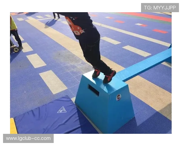 幼儿园孩子体验独木桥游戏规则促进平衡能力与团队合作成长探索 幼儿园孩子体验独木桥游戏规则促进平衡能力与团队合作成长探索